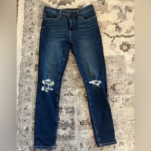 American eagle dark wash size 6 short, slightly distressed skinny jeans